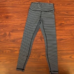 WUNDER UNDER
HIGH-RISE TIGHT
*LUXTREME 28"
Parallel Stripe Black and white